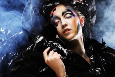 Sanatsal makyajlı güzel bir kadın.