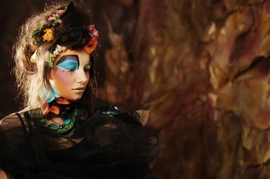 Parlak yaratıcı makyajlı genç kadın.