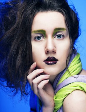 Parlak makyajlı güzel bir kadın.