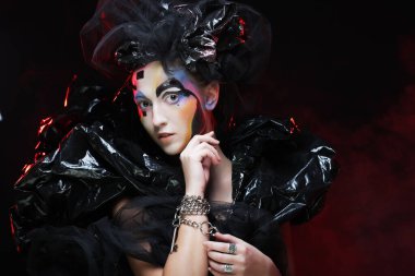 Karanlık Güzel Gotik Prenses. Cadılar Bayramı partisi. Stüdyo çekimi.