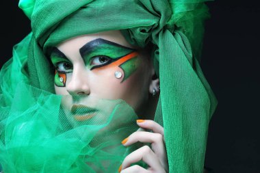 Parlak Tatil Makyajı. Güzel Kadın Suratı