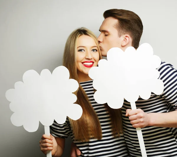 Jovem casal posando em estúdio, close, homem feliz e mulher feliz , — Fotografia de Stock