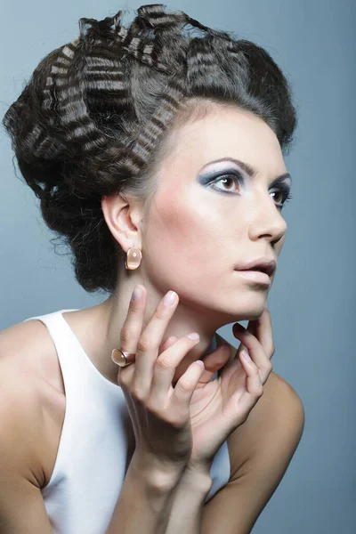Femme élégante avec maquillage de luxe et coiffure — Photo