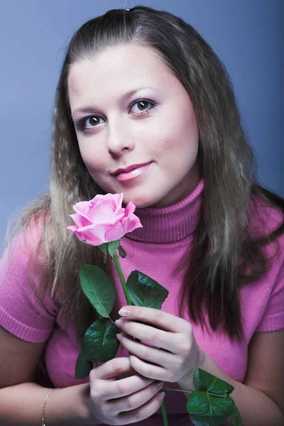 Pretty woman with pink rose — Stock Photo, Image