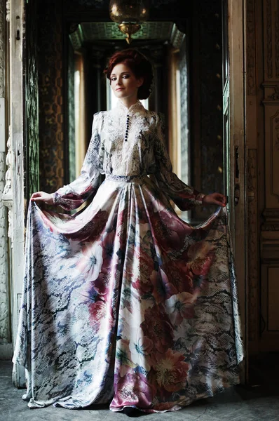 Елегантна жінка з літаючим платтям в палацовій кімнаті — стокове фото