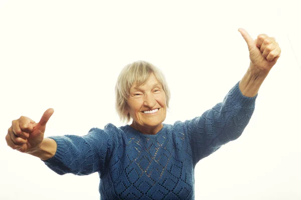 Ευτυχισμένη ηλικιωμένη γυναίκα που δίνει δύο αντίχειρες ως ένδειξη έγκρισης. — Φωτογραφία Αρχείου
