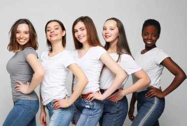 Beş çok ırklı, Afro-Amerikan, Avrupalı ve Asyalı kız