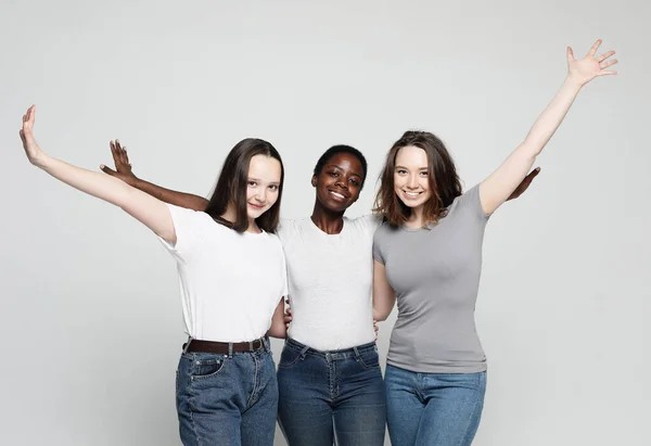 Concepto de amistad multiétnica. Alegre europeo, Asiático y Africano mujeres de buen humor mostrando OK y victoria. — Foto de Stock