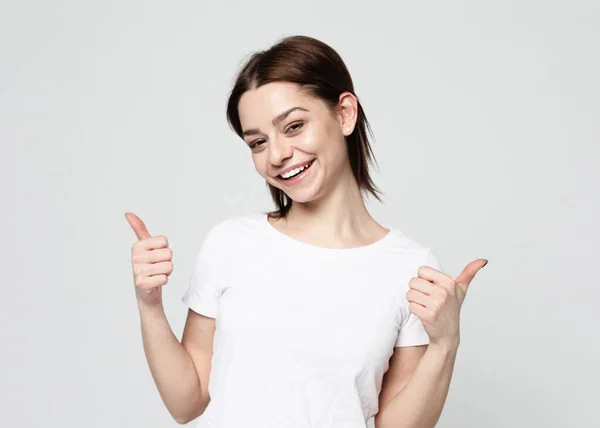 Portrait of a cheerful happy woman showing thumbs up — Stock Photo, Image