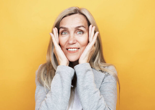 Образ жизни, эмоции и понятие людей: Грей причесал старую симпатичную красивую смеющуюся женщину. Изолированные на белом фоне.