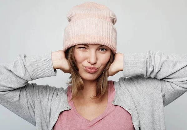 Lifestyle, emotie en mensen concept - gelukkige jonge emotionele vrouw met roze hoed — Stockfoto