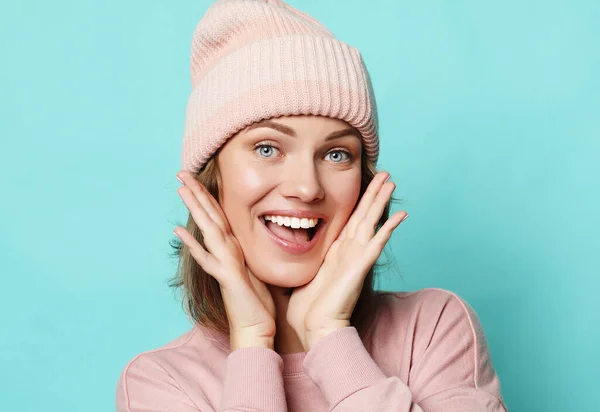 Зображення щасливої молодої леді в рожевому капелюсі і светрі — стокове фото