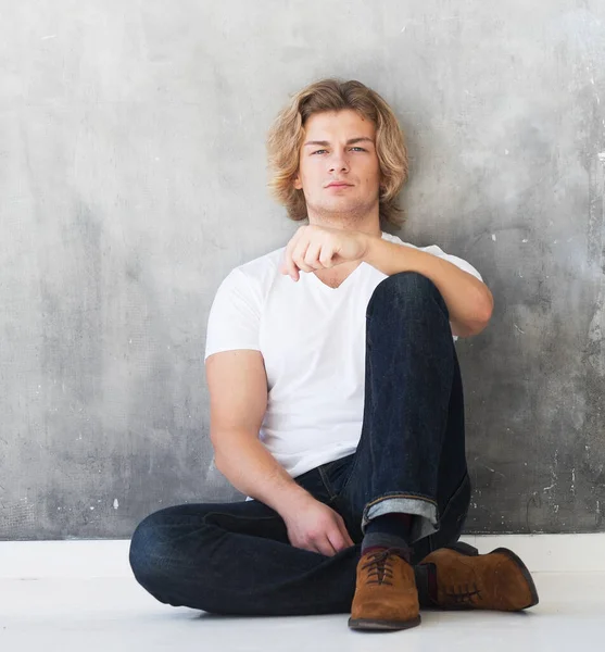 Young handsome man wearing casual posing in studio — Stock Photo, Image