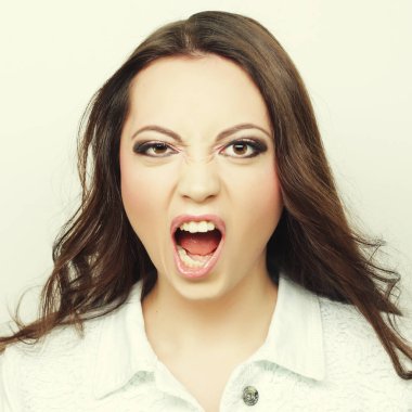 Güzel, genç, şaşkın kadın.