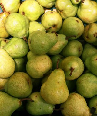 Bir mağazada satılık armutlar,