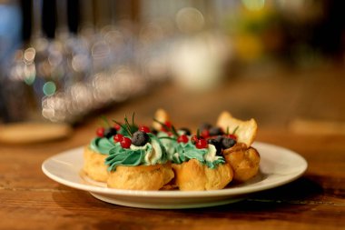 Beyaz tabakta geleneksel Fransız ekleriName