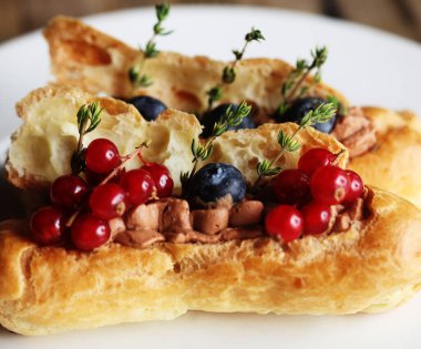 Beyaz tabakta geleneksel Fransız ekleriName