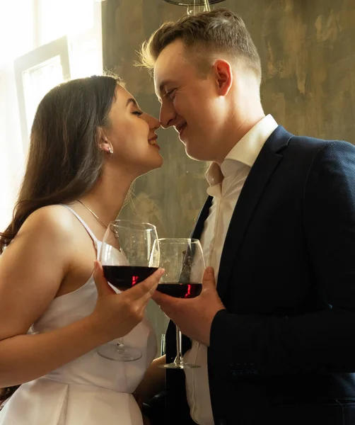 Jovem casal recém-casado bebendo vinho e sorrindo para sua felicidade, romance e ternura — Fotografia de Stock