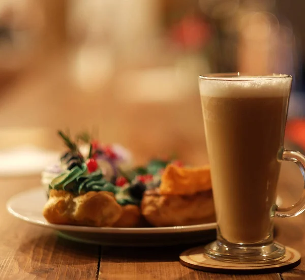 Kakor på tallrik och latte, god frukost — Stockfoto