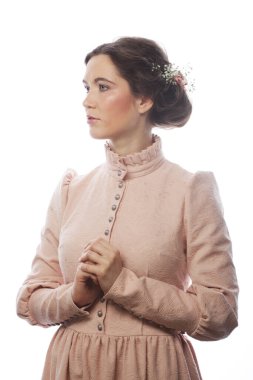 Beyaz arka planda izole edilmiş pembe elbiseli güzel gelinin portresi.