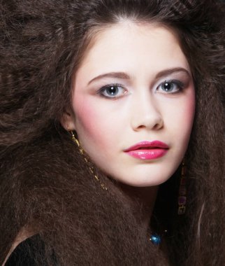 Kıvırcık saçlı güzel bir bayan model.