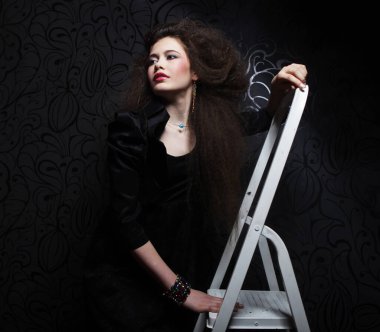 Kıvırcık saçlı ve akşam makyajlı güzel bir kadın..