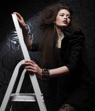 Kıvırcık saçlı ve akşam makyajlı güzel bir kadın..