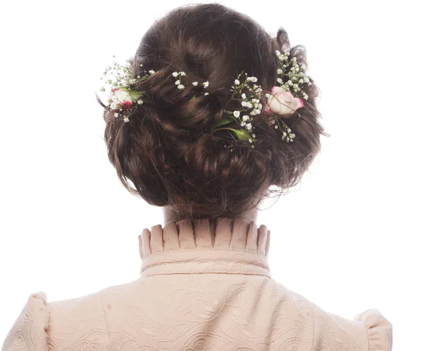 Mujer joven - vista posterior de hermoso corte de pelo con pequeñas flores de color rosa, aislado sobre fondo blanco — Foto de Stock