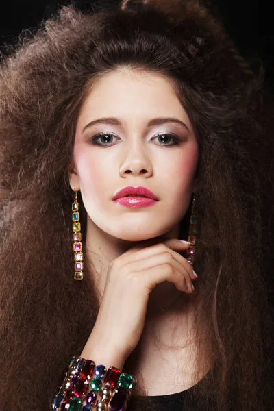 Kıvırcık saçlı güzel bir bayan model. — Stok fotoğraf