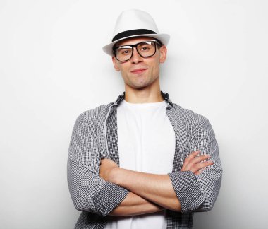 Mutlu adam beyaz arka planda kameraya bakıyor.