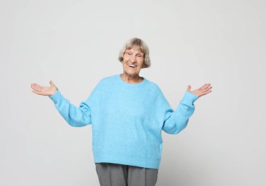 Yaşam tarzı, duygu ve insan konsepti: yaşlı, şaşırmış kadın.