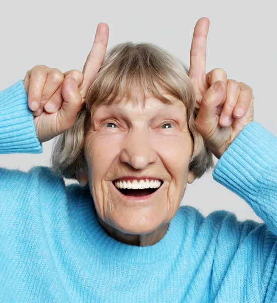 Grijs harige oude mooie mooie lachende vrouw. Geïsoleerd over witte achtergrond. — Stockfoto