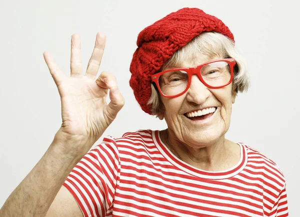 Close up portret szczęśliwej starszej kobiety uśmiechniętej — Zdjęcie stockowe