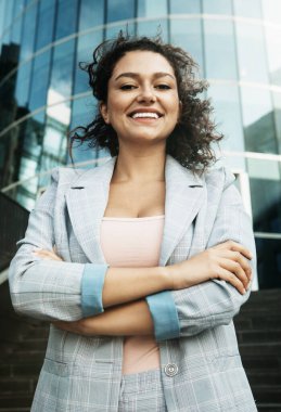Modern iş merkezinin yanındaki genç Afrikalı Amerikalı kadın, yaz günü, iş konsepti.