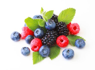 Beyaz arkaplanda nane yaprağıyla böğürtlenleri karıştır