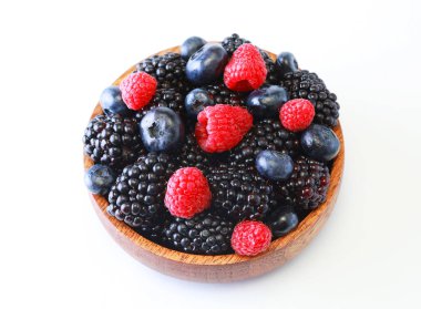 Bir kase taze meyve. Böğürtlen, ahududu, kasede yaban mersini. Sağlıklı kahvaltı. Vejetaryen tatlı yemek.