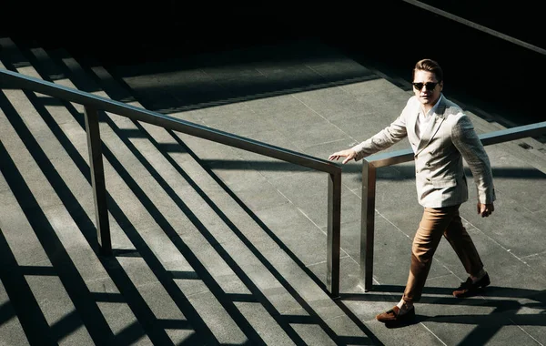 Young Business man going up the stairs — Stock Photo, Image