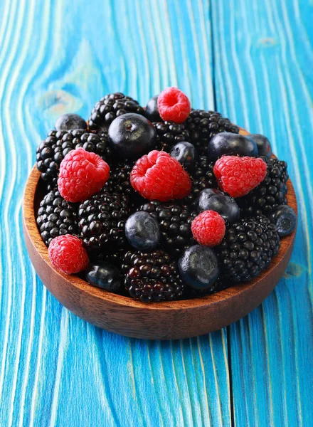 Schaal van vers fruit. Braambessen, frambozen, bosbessen op een kom. Gezond ontbijt. — Stockfoto