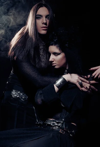 Retrato romántico de pareja gótica joven — Foto de Stock