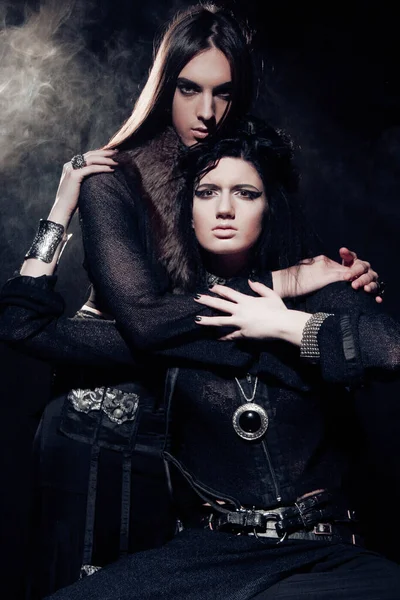 Retrato romántico de pareja gótica joven — Foto de Stock