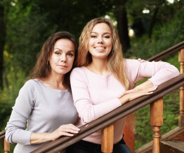 Yaşam tarzı, aile ve insan kavramı - Yetişkin Kızlı Anne Park 'ta Birlikte