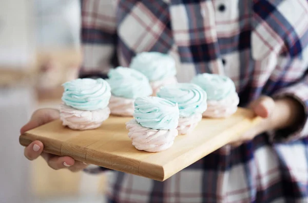 Joven panadera sosteniendo pasteles. Feliz, sonriente y alegre. —  Fotos de Stock