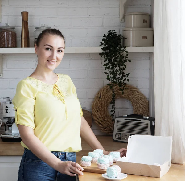 Young cook woman packs pastries in a box. Small home business. — Stock Photo, Image