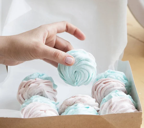 Giovane donna cuoca confeziona dolci in una scatola. Piccola impresa domestica. — Foto Stock