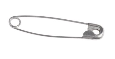 Beyaz arkaplanda güvenlik iğnesi izole edildi