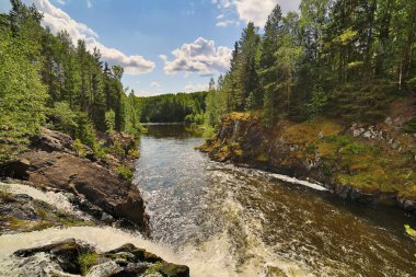 kayalar ile yeşil orman Nehri