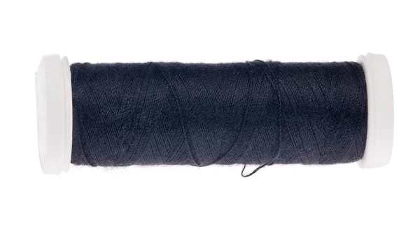 白い背景の分離された黒い糸のスプール — ストック写真