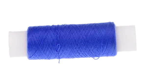 白い背景に隔離された青い糸のスプール — ストック写真