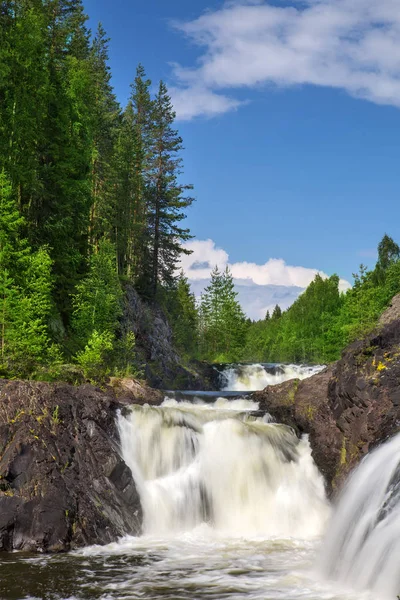 Водопады Между Скалами Зеленым Лесом — стоковое фото