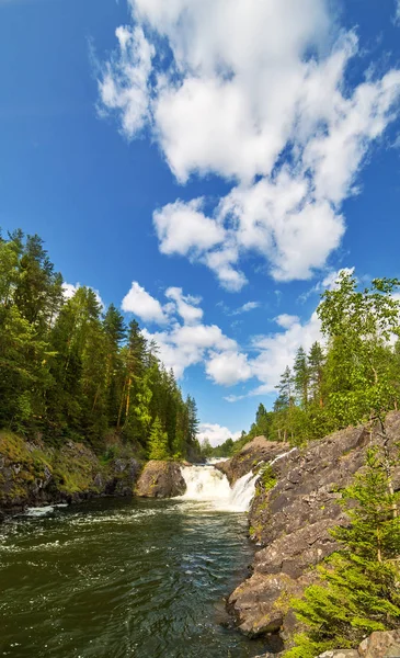 Watervallen Tussen Rotsen Met Groene Woud — Stockfoto